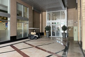 Property grounds - Blueground | Downtown Dubai, pool, nr Burj Khalifa (Dubai)