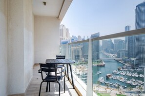 Outdoor dining - Blueground | Dubai Marina, pool, nr Jumeirah Beach (Dubai)