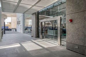 Exterior detail - Blueground | Dubai Marina, pool, nr Jumeirah Beach (Dubai)