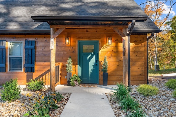 Cabin Exterior, Level Parking, No Step Entry