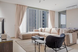 TV, stereo - Blueground | Dubai Marina, pool, nr Marina Walk (Dubai)