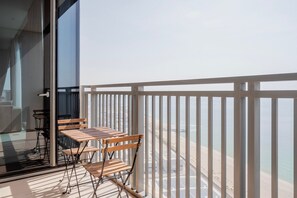 Outdoor dining - Blueground | Dubai Marina, pool, nr Marina Walk (Dubai)