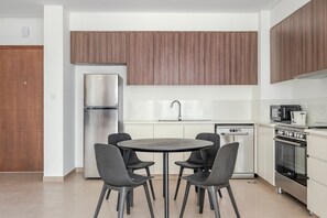 Fridge, microwave, oven, stovetop - Blueground | Dubai Hills Estate, pool, nr park (Dubai)