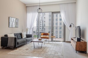 TV, stereo - Blueground | Dubai Hills Estate, pool, nr park (Dubai)