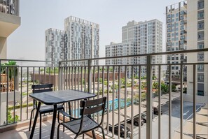 Outdoor dining - Blueground | Dubai Hills Estate, pool, nr park (Dubai)