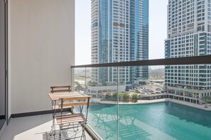 Outdoor dining - Blueground | JLT Cluster K, pool, nr Marina (Dubai)