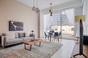 TV, stereo - Blueground | Dubai Marina, pool, nr Marina (Dubai)
