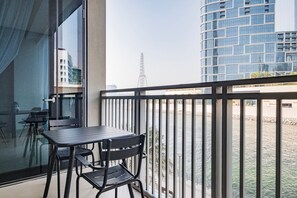 Outdoor dining - Blueground | Dubai Marina, pool, nr Marina (Dubai)