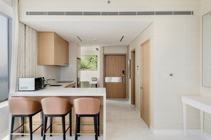 Fridge, microwave, oven, stovetop - Blueground | The Palm Jumeirah, pool, nr Atlantis (Dubai)