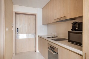 Fridge, microwave, oven, stovetop - Blueground | The Palm Jumeirah, pool, nr Marina (Dubai)