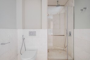 Hair dryer, towels - Blueground | The Palm Jumeirah, pool, nr Marina (Dubai)