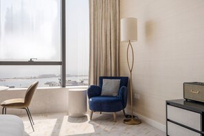 TV, stereo - Blueground | The Palm Jumeirah, jacuzzi, nr beach (Dubai)
