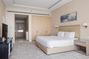 Tabla de planchar con plancha, wifi y ropa de cama 