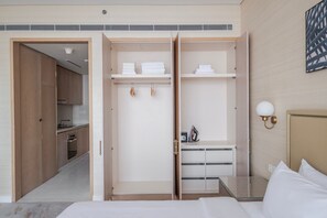 Iron/ironing board, WiFi, bed sheets - Blueground | The Palm Jumeirah, jacuzzi, nr Burj Al Arab (Dubai)