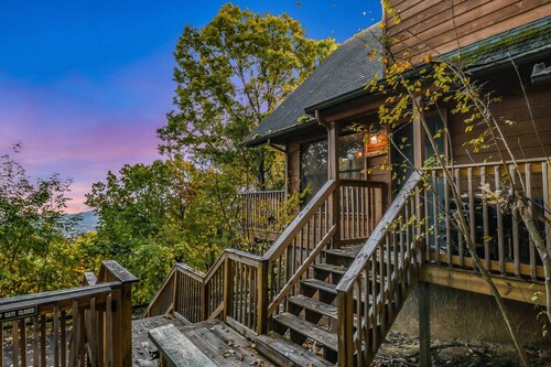 Smoky Mountain Bliss: Pet Friendly, Free Attraction Tickets, Hot Tub, Pool Access & Mountain Views