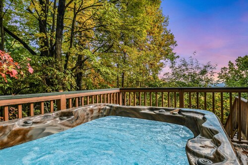 Smoky Mountain Bliss: Pet Friendly, Free Attraction Tickets, Hot Tub, Pool Access & Mountain Views