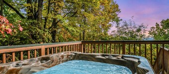 Smoky Mountain Bliss: Pet Friendly, Free Attraction Tickets, Hot Tub, Pool Access & Mountain Views