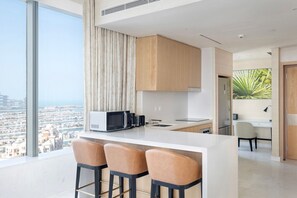Fridge, microwave, oven, stovetop - Blueground | The Palm Jumeirah, pool, nr Atlantis (Dubai)