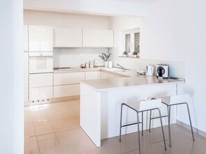 Kühlschrank, Ofen, Geschirrspüler, Kochgeschirr/Geschirr/Besteck