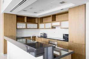 Fridge, microwave, oven, stovetop - Blueground | Downtown Dubai, pool, nr Burj Khalifa (Dubai)