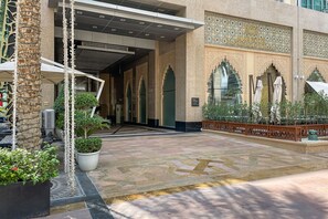 Exterior detail - Blueground | Downtown Dubai, pool, nr Burj Khalifa (Dubai)
