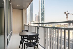 Outdoor dining - Blueground | Downtown Dubai, pool, nr Burj Khalifa (Dubai)
