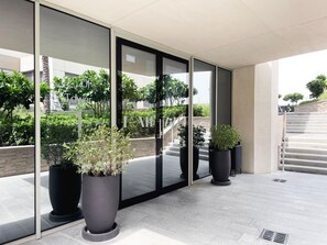 Exterior detail - Blueground | Downtown Dubai, pool, nr Burj Khalifa (Dubai)