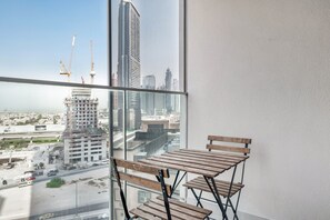 Dining - Blueground | Downtown Dubai, pool, nr Burj Khalifa (Dubai)