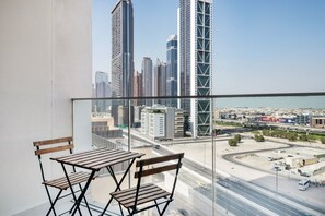 Outdoor dining - Blueground | Downtown Dubai, pool, nr Burj Khalifa (Dubai)
