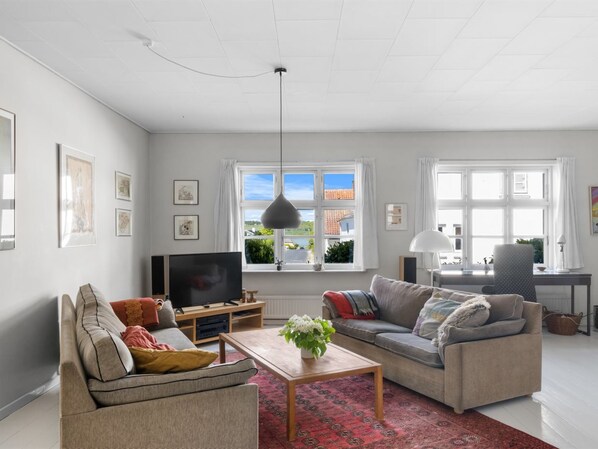 Télévision, cheminée