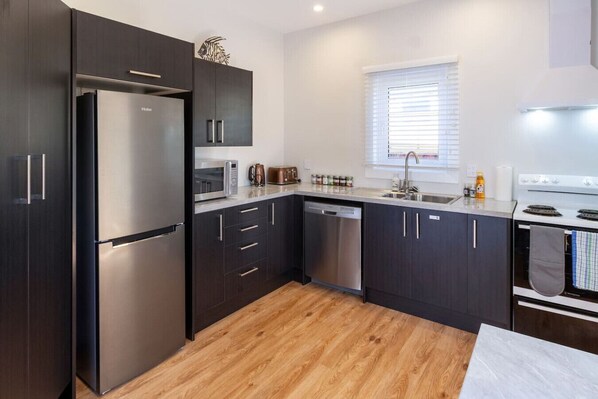 Refrigerador, microondas, horno, placa de cocina