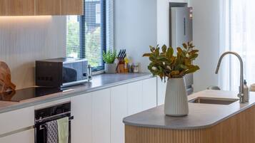 Køleskab, mikrobølgeovn, ovn, kogeplade