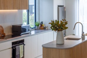 Køleskab, mikrobølgeovn, ovn, kogeplade