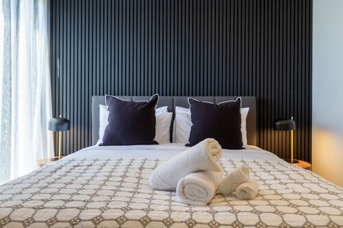 Game Day Getaway | 2BR Townhouse + Parking