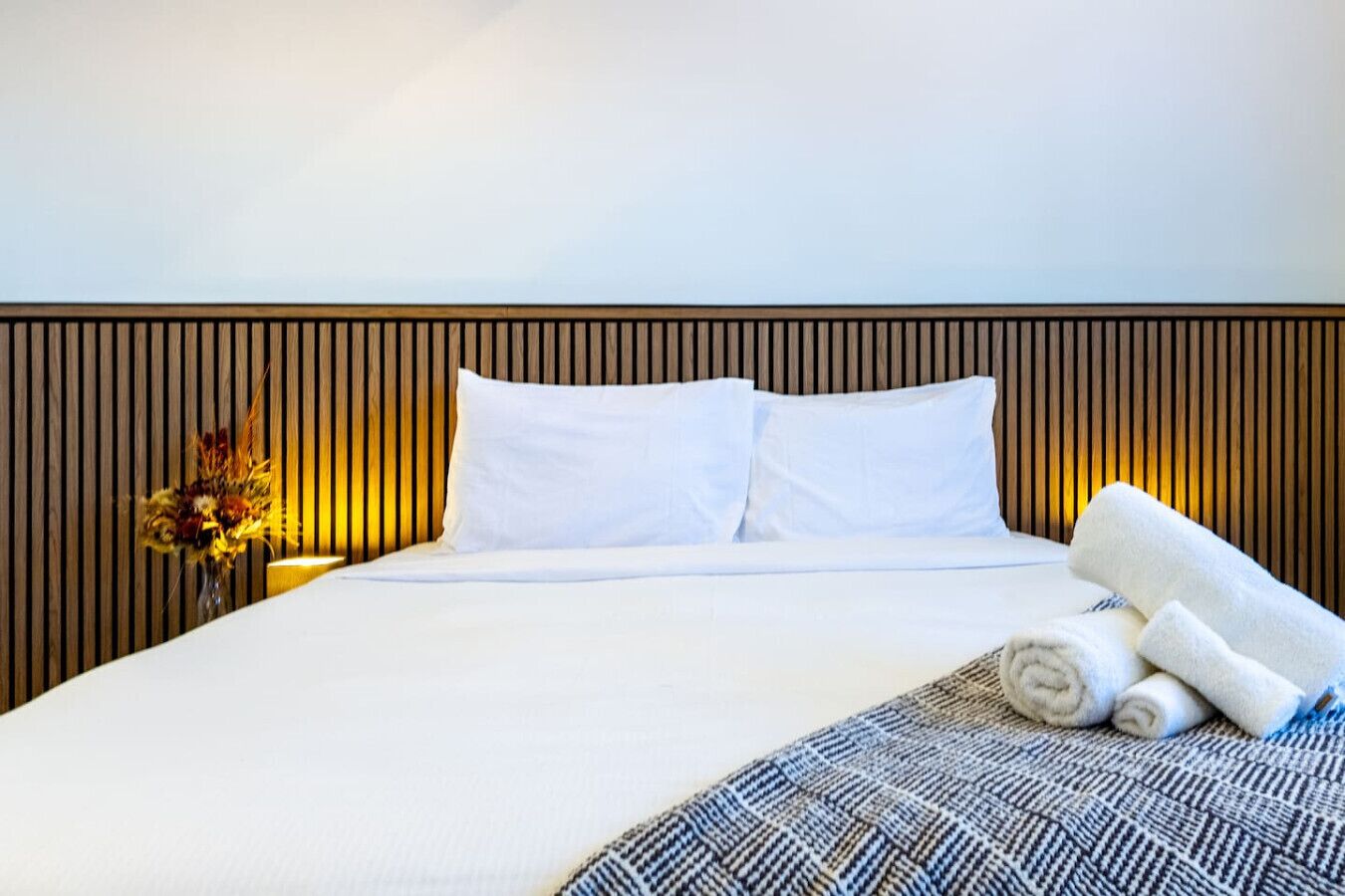 6 bedrooms, desk, iron/ironing board, travel cot