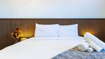 6 bedrooms, desk, iron/ironing board, travel cot