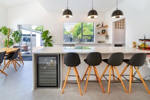 Fridge, microwave, oven, stovetop - Spacious 6BR Home for Large Families or Work Teams (Christchurch)