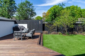 Outdoor dining - Spacious 6BR Home for Large Families or Work Teams (Christchurch)