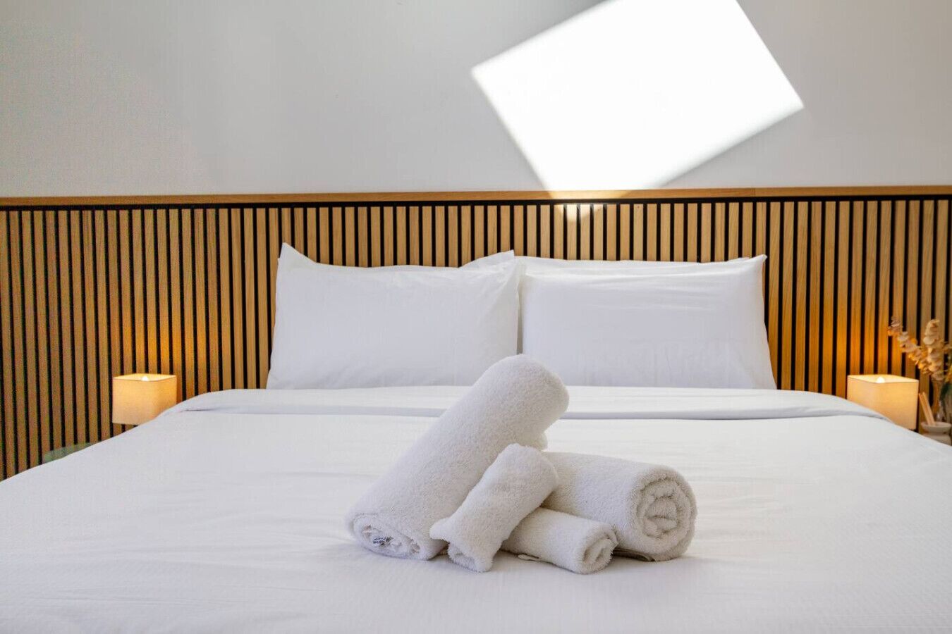 6 habitaciones, escritorio y tabla de planchar con plancha 