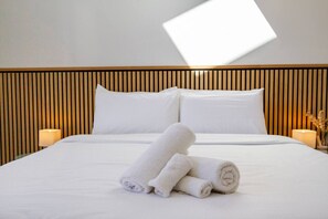 6 slaapkamers, een bureau, een strijkplank/strijkijzer, reisbedje