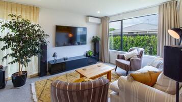 Una televisión, un reproductor estéreo