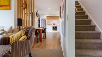 Una televisión, un reproductor estéreo