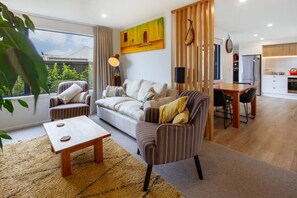 TV, stereo - Beachside Townhouse with Courtyard & Garage (Christchurch)