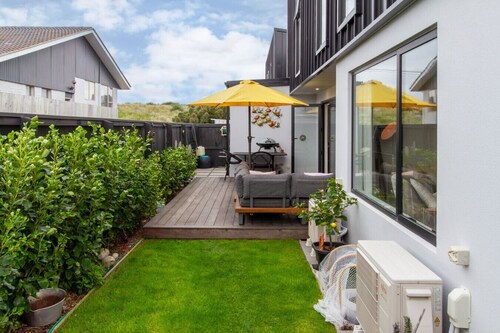 Beachside Townhouse with Courtyard & Garage