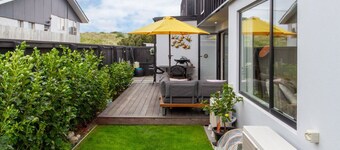 Beachside Townhouse with Courtyard & Garage