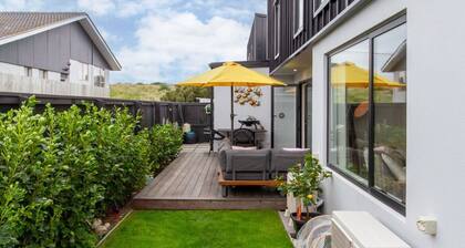 Beachside Townhouse with Courtyard & Garage