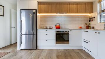 Refrigerador, microondas, horno, placa de cocina