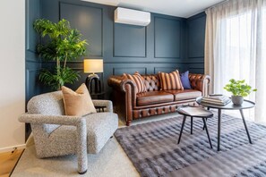 TV - Executive Stay, Work Trip, Event Base with Parking (Christchurch)