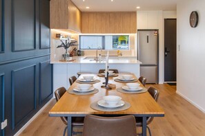 Fridge, microwave, oven, stovetop - Executive Stay, Work Trip, Event Base with Parking (Christchurch)