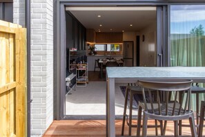 Outdoor dining - Executive Stay, Work Trip, Event Base with Parking (Christchurch)